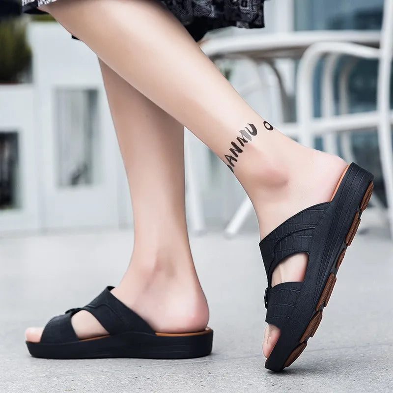 New Men's outdoor home slippers, sports and leisure shoes, men's beach slippers, anti slip and wear-resistant leather slippers