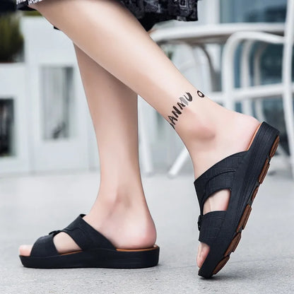 New Men's outdoor home slippers, sports and leisure shoes, men's beach slippers, anti slip and wear-resistant leather slippers