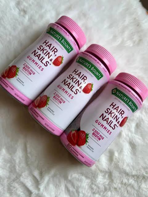 GOMITAS NATURE'S BOUNTY HAIR, SKIN & NAILS 2,500 MCG DE BIOTINA PARA CABELLO